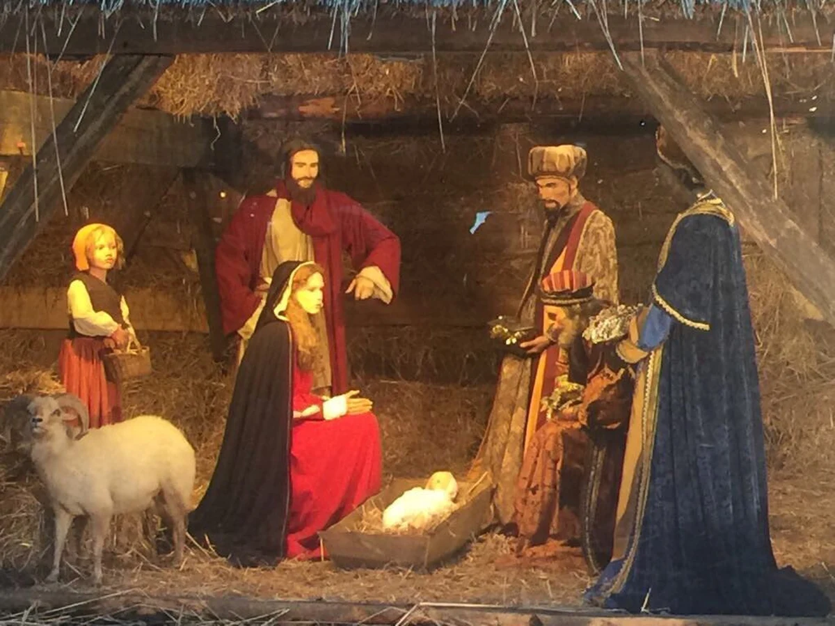 Ze żłóbka na Wielkim Placu w Brukseli skradziono figurkę Jezusa - pisze belgijski dziennik "La Derniere Heure". Do kradzieży doszło w nocy z czwartku na piątek. Pięciokątny Wielki Plac, na który wychodzi siedem ulic, przyciąga wielu turystów. 