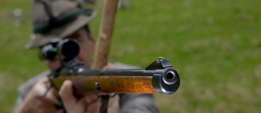 Do tragicznego wypadku podczas polowania doszło na terenie gminy Miłakowo, w powiecie ostródzkim, w województwie warmińsko-mazurskim. Przed północą, w polu kukurydzy niedaleko miejscowości Mysłaki, jeden z myśliwych śmiertelnie postrzelił drugiego - dowiedział się reporter RMF FM Piotr Bułakowski. Mężczyzna został już zatrzymany. Po południu ma usłyszeć zarzuty. 