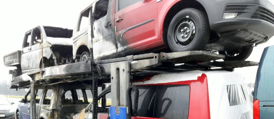 W pobliżu Ostrowa Wielkopolskiego doszło do pożaru lawety przewożącej nowe auta. Gdy na miejscu pojawili się funkcjonariusze Inspekcji Transportu Drogowego, okazało się, że kierowca używał magnesu do fałszowania danych zapisywanych przez tachograf. 