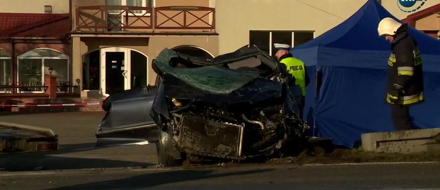 Trzy osoby zginęły w wypadku, do jakiego doszło dziś rano na drodze krajowej numer 10 w miejscowości Skępe w powiecie lipnowskim (woj. kujawsko-pomorskie). W wyniku dachowania samochodu, które wcześniej prawdopodobnie wpadło w poślizg, zginęli: kobieta i dwoje dzieci. 