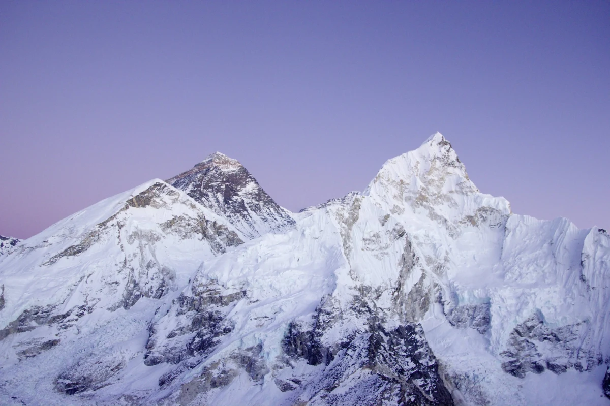 Władze Nepalu zabroniły samotnych wspinaczek na himalajskie szczyty, włączając na listę m.in. Mount Everest (8848 m). Decyzję uzasadniono względami bezpieczeństwa. Rozporządzenie rządowe wyklucza także możliwość udziału w górskich wyprawach osobom z podwójną amputacją i niewidomym.