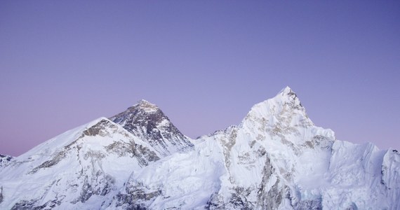 Władze Nepalu zabroniły samotnych wspinaczek na himalajskie szczyty, włączając na listę m.in. Mount Everest (8848 m). Decyzję uzasadniono względami bezpieczeństwa. Rozporządzenie rządowe wyklucza także możliwość udziału w górskich wyprawach osobom z podwójną amputacją i niewidomym.