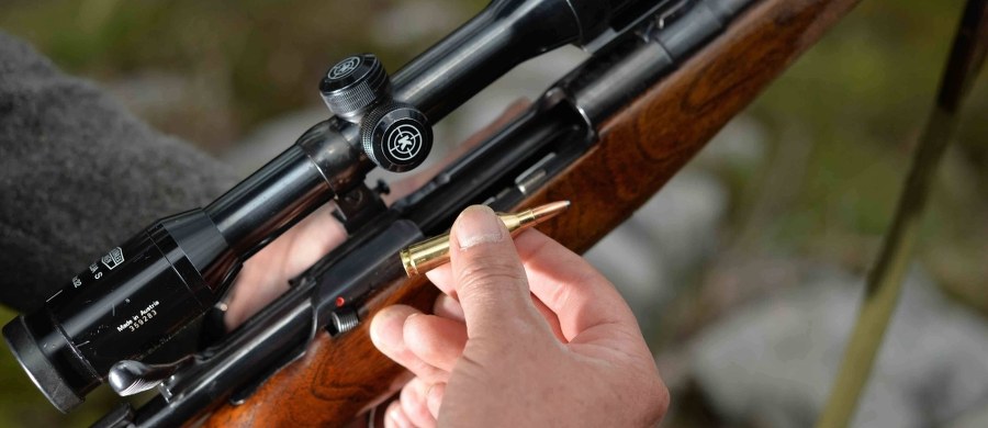 66-letni mężczyzna, który w gminie Miłakowo (woj. warmińsko-mazurskie) śmiertelnie postrzelił podczas polowania kolegę, usłyszał zarzut nieumyślnego spowodowania śmierci. "Grozi mu kara do 5 lat pozbawienia wolności" - podała w niedzielę warmińsko-mazurska policja.