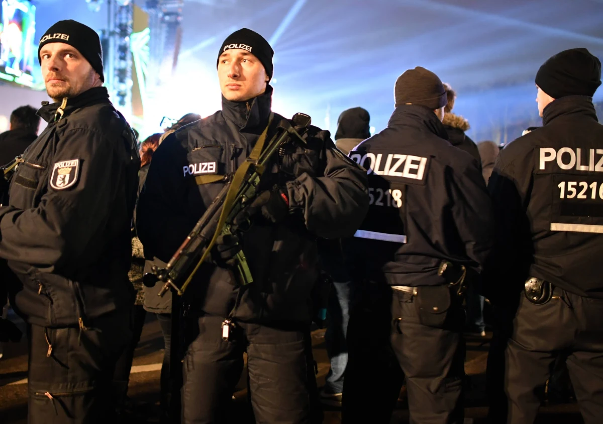 Berliński dworzec kolejowy Ogród Zoologiczny został ewakuowany z powodu pożaru. Na stacji wstrzymano ruch pociągów - podała niemiecka policja na Twitterze. Jedna osoba została ranna podczas ewakuacji.