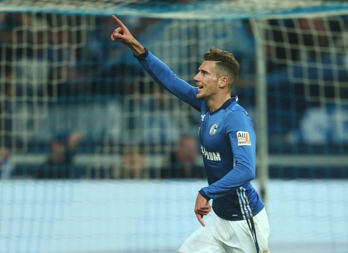 Leon Goretzka, piłkarz reprezentacji Niemiec i Schalke 04 Gelsenkirchen, od lata będzie zawodnikiem Bayernu Monachium - informują zagraniczne media. Do drużyny mistrzów kraju, w której występuje Robert Lewandowski, ma przejść na zasadzie wolnego transferu.