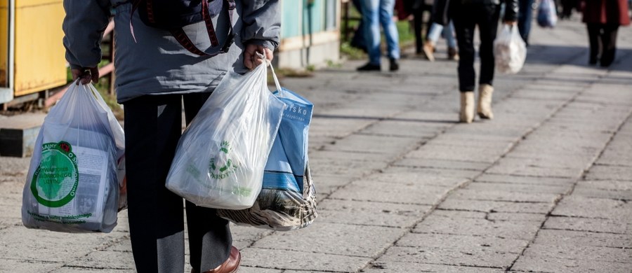 Od 1 stycznia do każdej jednorazowej plastikowej torby przy sklepowej kasie doliczana jest opłata recyklingowa w wysokości 20 groszy. Ma to sprawić, że Polacy będą używać mniej foliówek. 