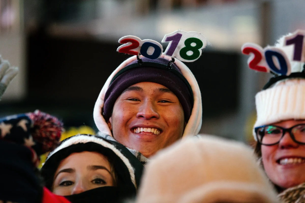 Zaostrzone środki bezpieczeństwa i mroźna pogoda towarzyszyły tegorocznemu powitaniu Nowego Roku na Manhattanie w Nowym Jorku. W sylwestrowej zabawie, przy temperaturze o północy minus 12 stopni Celsjusza, udział wzięło około 1 miliona osób.