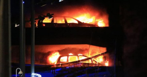 1400 samochodów spłonęło w pożarze parkingu w Liverpoolu. Na skutek tego zdarzenia konieczna była ewakuacja mieszkańców okolicznych budynków i odwołanie pokazu koni w sąsiedniej hali widowiskowej.