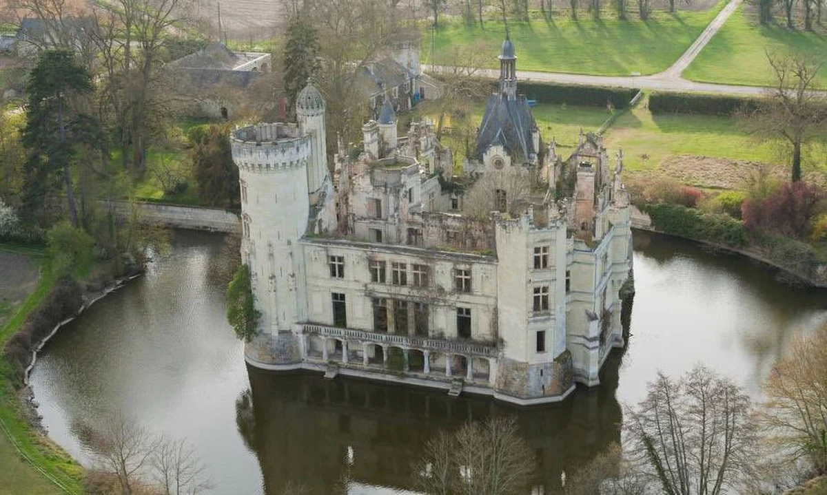 Bajkowo piękny francuski zamek La Mothe-Chandeniers z XIII wieku, otoczony potężną fosą, zostanie uratowany od całkowitej ruiny dzięki akcji crowdfundingowej. To pierwsza tego typu akcja - twierdzą organizatorzy, którym udało się zebrać 1,6 mln euro.
