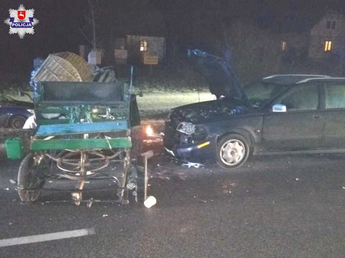 Do nietypowego zdarzenia doszło w Kazimierzu Dolnym. Mężczyzna kierujący volvo najechał na bryczkę konną. Po chwili w volvo uderzył jeep. Do szpitala trafiły dwie pasażerki bryczki. Woźnicy oraz kierowcom samochodów nic się nie stało. 