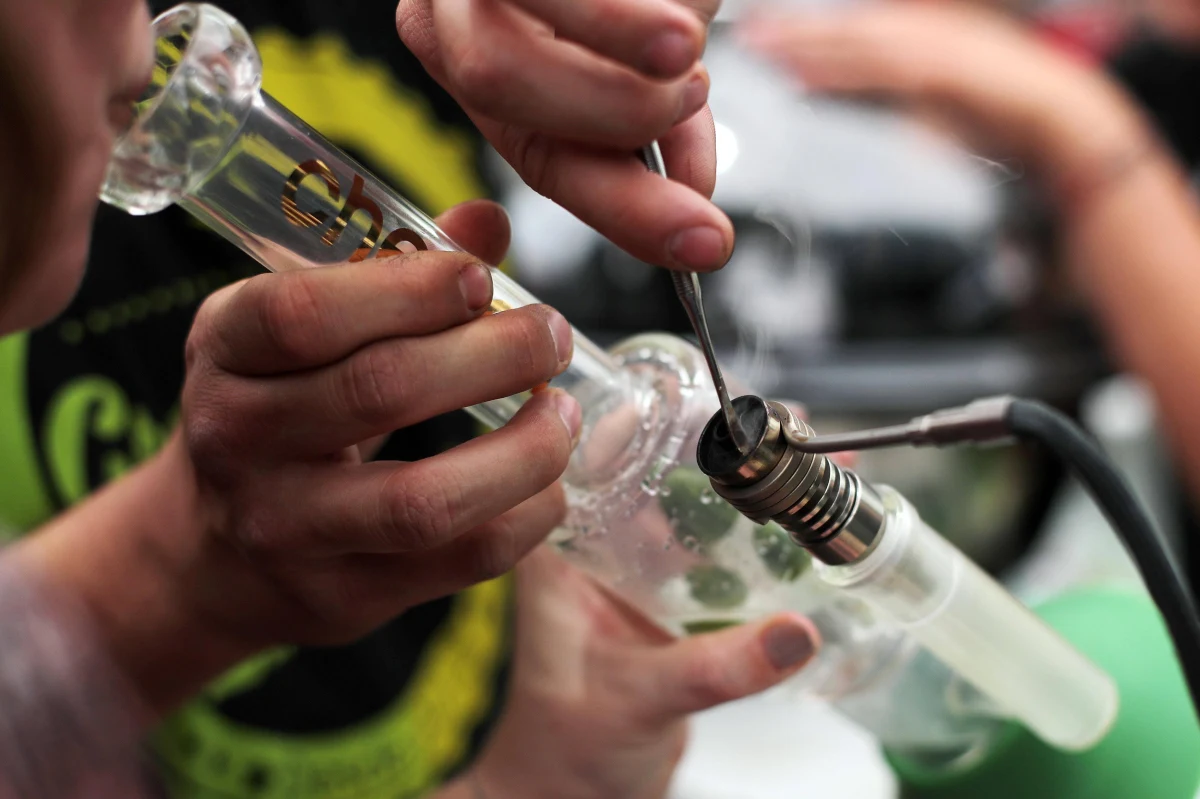 Wielu Kalifornijczyków Nowy Rok przywitało nie kieliszkiem szampana, lecz własnoręcznie skręconym papierosem z marihuaną. Od poniedziałku rekreacyjne używanie marihuany jest w tym stanie USA legalne.