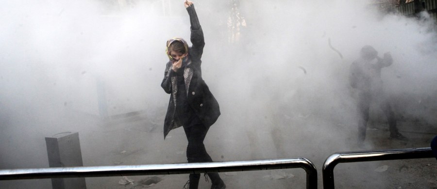 W antyrządowych protestach w Iranie zginęło 12 osób, z czego 10 w starciach w niedzielę wieczorem - poinformowała irańska telewizja państwowa, nie podając szczegółów. Wcześniej władze potwierdziły śmierć czterech uczestników demonstracji.