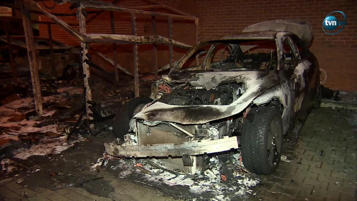 Spalone auta na wrocławskim osiedlu. W noc sylwestrową doszczętnie spłonęły trzy samochody, a trzy kolejne zostały nadpalone. Policja, zgłoszenie o pożarze otrzymała około 1:00 w nocy. Dotyczyło płonącego śmietnika przy ulicy Szparagowej. To wrocławska dzielnica Klecina, oddalona od centrum miasta o około 9 kilometrów. Na miejscu okazało się, że oprócz śmietnika spłonęły jeszcze trzy samochody, które stały w pobliżu, a kolejne trzy zostały nadpalone. Pożar gasiły trzy wozy straży pożarnej. Nic nikomu się nie stało, nie ucierpiał też budynek, przy którym stały auta. ie wiadomo jeszcze, co było przyczyną podpalenia i czy było to celowe działanie.