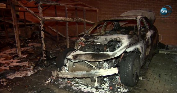 Spalone auta na wrocławskim osiedlu. W noc sylwestrową doszczętnie spłonęły trzy samochody, a trzy kolejne zostały nadpalone. Policja, zgłoszenie o pożarze otrzymała około 1:00 w nocy. Dotyczyło płonącego śmietnika przy ulicy Szparagowej. To wrocławska dzielnica Klecina, oddalona od centrum miasta o około 9 kilometrów. Na miejscu okazało się, że oprócz śmietnika spłonęły jeszcze trzy samochody, które stały w pobliżu, a kolejne trzy zostały nadpalone. Pożar gasiły trzy wozy straży pożarnej. Nic nikomu się nie stało, nie ucierpiał też budynek, przy którym stały auta. ie wiadomo jeszcze, co było przyczyną podpalenia i czy było to celowe działanie.