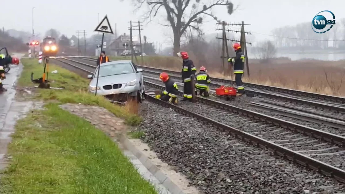 Do niebezpiecznego zdarzenia drogowego doszło niedaleko Gorzowa Wielkopolskiego. Kierowca samochodu osobowego chcąc uniknąć zderzenia z sarną wpadł w poślizg. Jego auto zatrzymało się na torach kolejowych. Dzięki szybkiej reakcji służb pociąg Intercity, który jechał w kierunku Gorzowa zdążył wyhamować. Na miejsce wezwano straż pożarną, która przy użyciu specjalistycznego sprzętu wyciągnęła samochód.