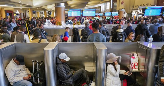 ​Na niektórych lotniskach doszło w poniedziałek (we wtorek nad ranem naszego czasu) do awarii komputerów "imigracyjnych", obsługujących przyloty międzynarodowe.  Awaria trwała ok. 2 godzin; pasażerowie zostali narażeni na dłuższe niż zwykle oczekiwanie  - podał Reuters.