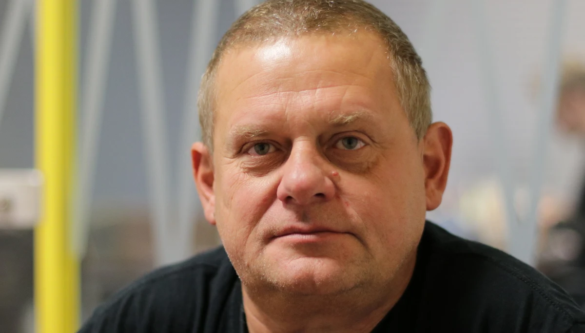 „Na 2018 rok życzyłem sobie zdrowia dla siebie i swoich najbliższych, bo to jest najbardziej istotna rzecz (…). (A Polsce) szczęścia, zdrowia i pomyślności. Życzyłbym sobie, i Polsce, pokoju ducha i zgody. Ale myślę, że to jest marzenie ściętej głowy” - powiedział w Porannej rozmowie w RMF FM Kazik Staszewski. „Nie czuję jakoś teraz, żeby moja wolność była zagrożona” – tak artysta skomentował krytyczne na jego temat słowa Tymona Tymańskiego. „Trudno mi się pogodzić z coraz bardziej rozwierającym się dychotomicznym podziałem. Ja nie mogę się zdecydowanie opowiedzieć po tej czy po innej stronie, bo ja bym chciał, żeby jakakolwiek władza w jak najmniejszym stopniu przeszkadzała mi w życiu. (Obecna władza) nie przeszkadza bardziej, niż poprzednia, co więcej (…) – nawet ostatnio się dowiedziałem, że podniesiono mi i innym artystom kwotę ulgi podatkowej" – stwierdził Staszewski. Muzyk, zapytany o sprawę dekomunizacji ulicy Stanisława Staszewskiego, odpowiedział: „Mnie to nie martwi, ani nie boli. Jak sobie jakiś wojewoda chce zmienić z powrotem tę nazwę niech sobie zmienia (...). A mojego Taty z panteonu największych poetów taki epizod nie wykreśli”. "Ja misjonarzem absolutnie nie jestem i Polska nie jest dla mnie absolutnie wartością, dla której miałbym poświęcić szczęście, dobry czas i swoje jedyne życie. Jakbym miał trzy życia, jak w grach, może bym je poświęcił" - powiedział Kazik Staszewski w internetowej części Porannej rozmowy, odnosząc się do politycznego zaangażowania Pawła Kukiza. 