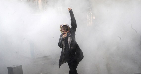 ​Dziewięć osób zginęło w nocy z poniedziałku na wtorek w Iranie podczas antyrządowych demonstracji i towarzyszących im starć - poinformowała irańska telewizja państwowa. Oznacza to, że od 28 grudnia, kiedy zaczęły się protesty, zginęło 21 osób. Do poniedziałku aresztowano ok. 450 uczestników protestów. "W ostatnich dniach wrogowie Iranu wykorzystywali różne narzędzia, w tym gotówkę, broń, politykę i aparat wywiadowczy, do wywołania problemów dla Islamskiej  Republiki" - oświadczył ajatollah Ali Chamenei.