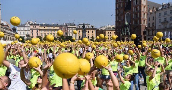 Właśnie otrzymaliśmy z Londynu oryginał certyfikatu potwierdzającego rekord Guinnessa w jednoczesnym podbijaniu piłki do siatkówki. 24 sierpnia na Rynku Głównym w Krakowie dokładnie 1 tysiące 804 osoby utrzymały w powietrzu piłkę do siatkówki przez co najmniej 10 sekund. Rekord pobity dzięki Waszemu zaangażowaniu!