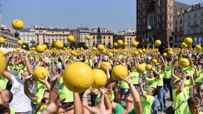 Oto certyfikat potwierdzający rekord Guinnessa w podbijaniu piłki do siatkówki