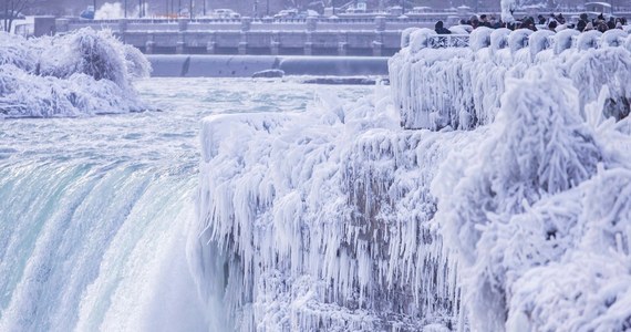 Tak mroźnego początku roku nie było w USA od lat. W północnych i środkowych stanach zanotowano najniższą od prawie wieku temperaturę! Mróz utrzymujący się na wschodnim wybrzeżu sprawił z kolei, że zamarzła część wodospadu Niagara.