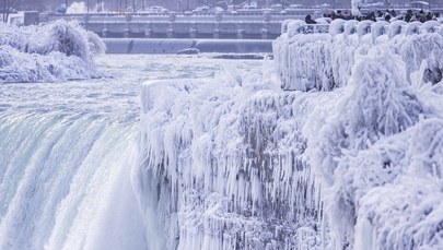 Te zdjęcia robią wrażenie. Wodospad Niagara pokryty lodem