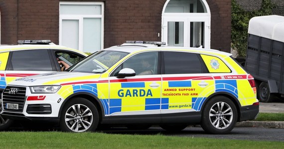 ​Irlandzka policja potwierdziła, że prowadzi śledztwo w sprawie śmierci 40-letniego Polaka, który w noc sylwestrową został zaatakowany przez nożownika w miejscowości Ballyjamesduff w Irlandii. Mężczyzna zmarł następnego dnia w szpitalu.