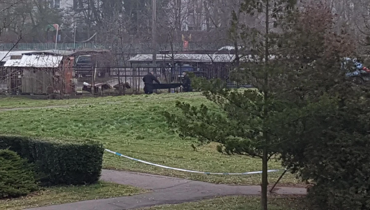 ​Tajemnicza śmierć na terenie Szpitala Bródnowskiego w Warszawie. Nieopodal ogrodzenia znaleziono ciało mężczyzny. Sprawę wyjaśnia już prokuratura.