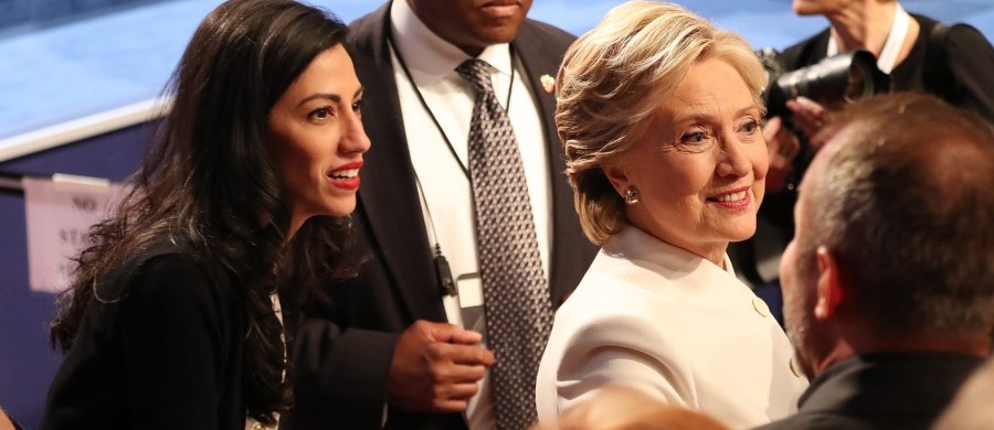 Organizacja Judicial Watch ujawniła, że długoletnia doradczyni i współpracownica Hillary Clinton, Huma Abedin, przesyłała wrażliwe dane z Departamentu Stanu, w tym hasła do systemów rządowych, na prywatne konto e-mailowe znajdujące się na serwerze firmy Yahoo.