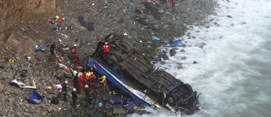 ​Do 48 wzrosła liczba ofiar śmiertelnych wypadku autobusu który spadł z 80-metrowego klifu we wtorek w pobliżu miejscowości Pasamayo. Do zdarzenia doszło na tzw. diabelskim zakręcie na jednej z najniebezpieczniejszych dróg w Peru - podała agencja AP.