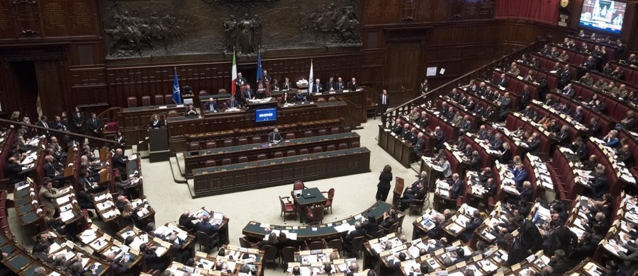 ​W ciągu 5-letniej kadencji parlamentu Włoch, rozwiązanego pod koniec grudnia przed nadchodzącymi wyborami, doszło do rekordowej liczby 566 zmian barw klubowych. Tylko w ostatnich dniach różne ugrupowania i kluby opuściło 20 deputowanych i senatorów. Ta polityczna wędrówka i rozstania z partiami oraz przejścia do innych to rezultat przegrupowań na scenie politycznej przed wyborami, rozpisanymi na 4 marca - tak w mediach komentowane jest to zjawisko, którego statystykę przedstawiło obywatelskie stowarzyszenie Openpolis z Rzymu.