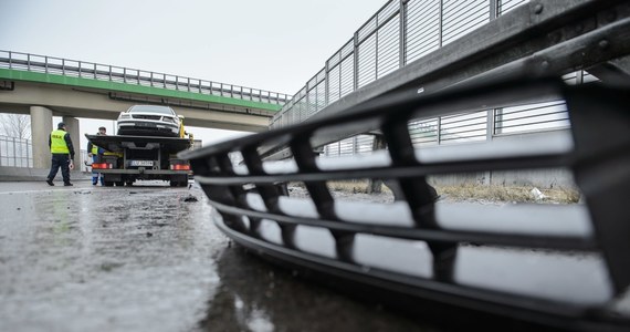 Uwaga na śliskie drogi! Generalna Dyrekcja Dróg Krajowych i Autostrad ostrzega przed szybką jazdą na drodze krajowej na odcinku Zgorzelec-Prochowice.