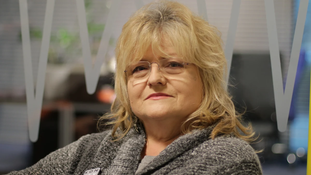 „Święta wyglądają tak, że mam nadzieję, że razem kiedyś z siostrą spędzę Wigilię (…). Teraz, ostatnimi laty, nie bardzo nam to pasuje jakoś. Omijamy też rozmowy o polityce, dlatego też się rzadko spotykamy. Polityka nie wypełnia całego życia, ważne są relacje rodzinne” – powiedziała w Porannej rozmowie Elżbieta Pawłowicz, siostra posłanki PiS Krystyny Pawłowicz. „To chyba nasza wspólna cecha, że obie jesteśmy bojowe – tak nas wychowali rodzice. Ojciec uczył nas patriotyzmu, odwagi cywilnej. Ja podziwiam moja siostrę, ona w jakimś sensie wykazuje się ogromną odwagą, hejt na nią jest ogromny, współczuję jej z tego powodu, ale ona sobie z tym radzi” – dodała. Była działaczka KOD odniosła się też do akcji „stypendium wolności” dla Mateusza Kijowskiego. „Pomagam z wielu powodów, choćby z wdzięczności za to, że on nas dwa lata temu poruszył. A druga ważna rzecz to to, że od dwóch lat jest przypuszczany na niego ogromny atak” – tłumaczyła Pawłowicz. „Nie wiem, jaki Mateusz Kijowski ma dług, natomiast to jest nieprawda, że on nie płaci na swoje dzieci” – dodała. 