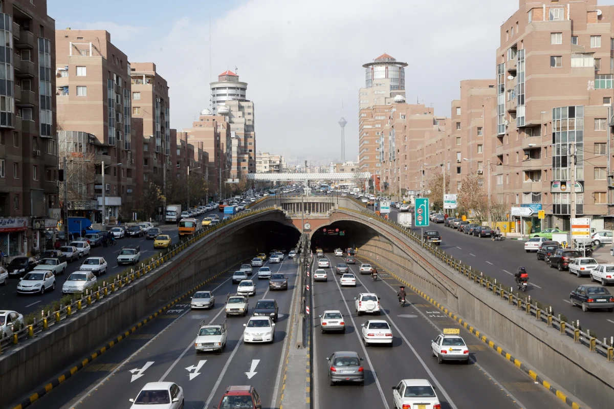 Dziesiątki tysięcy Irańczyków wyszły na ulice miast w swym kraju. Demonstrowali poparcie dla rządu i potępić osoby odpowiedzialne za protesty trwające od blisko tygodnia - poinformowały media państwowe.