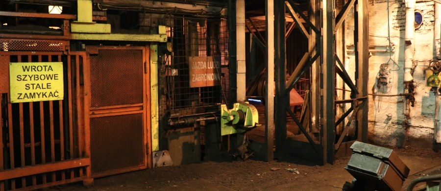 Wielomilionowe straty w kopalni "Piast" w Bieruniu. Po awarii jednego z urządzeń na dwa tygodnie całkowicie wstrzymano tam wydobycie węgla. Od ponad dwóch tygodni nie wydobywa się też węgla w jednej ze ścian w kopalni Mysłowice-Wesoła. To m.in. z powodu tych ograniczeń w mijającym roku Polska Grupa Górnicza wydobyła mniej węgla, niż zakładano.