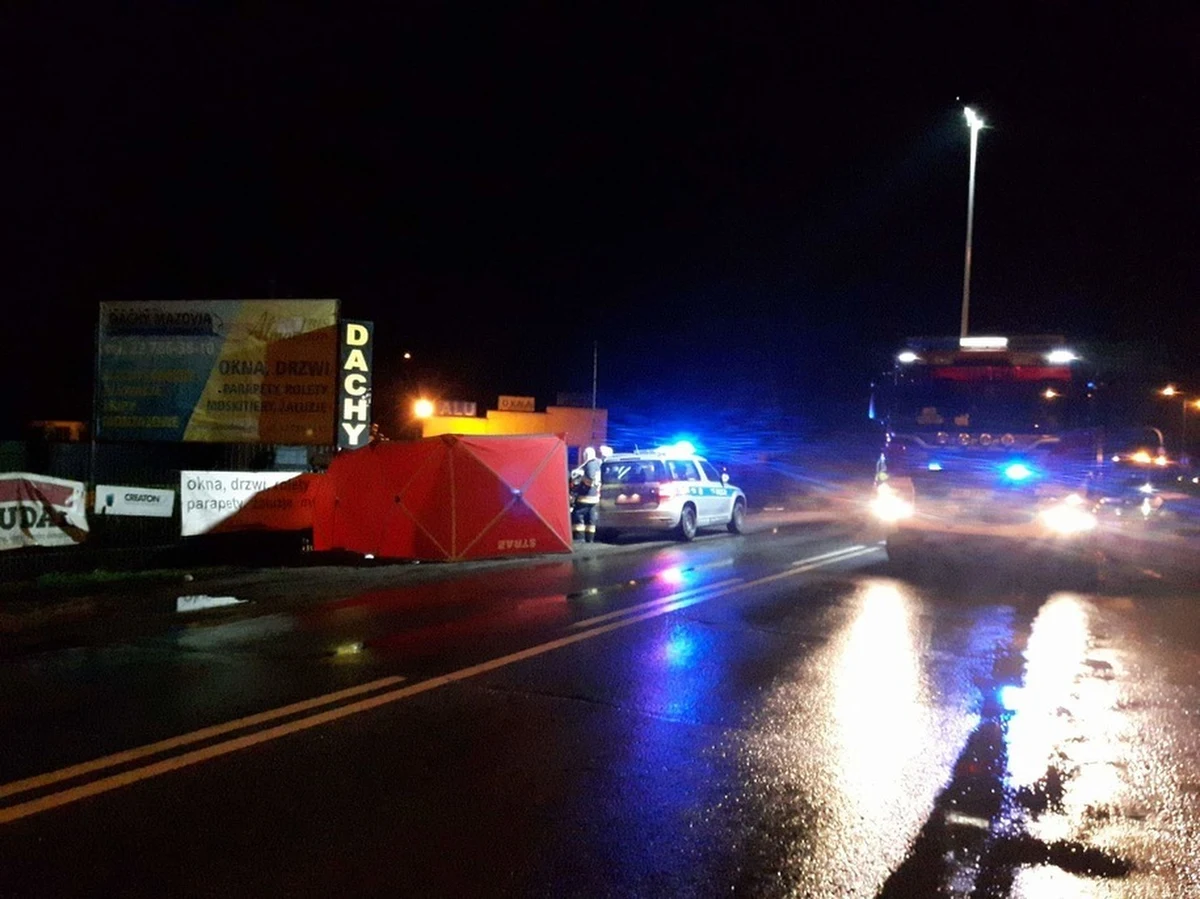 Prokuratura przesłała do sądu zażalenie w sprawie zbyt krótkiego - jej zdaniem - aresztu orzeczonego dla 22-latka, który w wigilijną noc w podwarszawskiej Kobyłce śmiertelnie potrącił trzy kobiety. Kierowca trafił za kraty na miesiąc - prokuratura chce trzech miesięcy. 