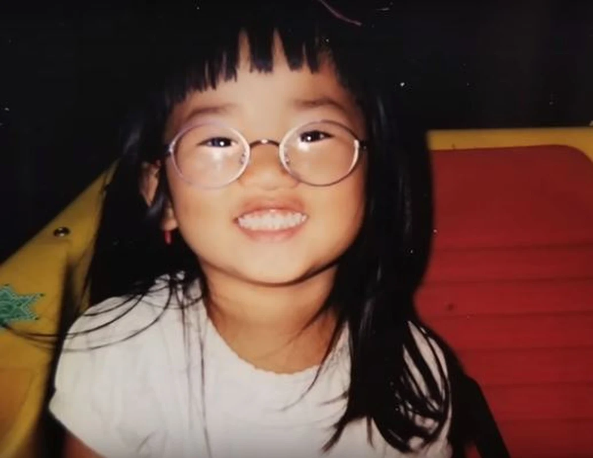 Pewna para z Chin została zmuszona do oddania swojej córeczki w ramach restrykcyjnej polityki posiadania jednego dziecka. Dziewczynka została adoptowana przez małżeństwo ze Stanów Zjednoczonych. Po 22 latach Kati mogła poznać swoich biologicznych rodziców. Moment ten zarejestrowała kamera telewizji BBC, która przygotowała na ten temat reportaż.