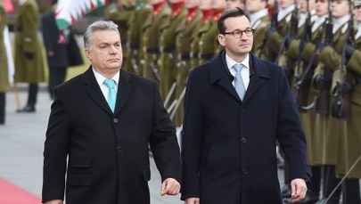 Morawiecki przybył na Węgry. Polski premier wykonał symboliczny gest