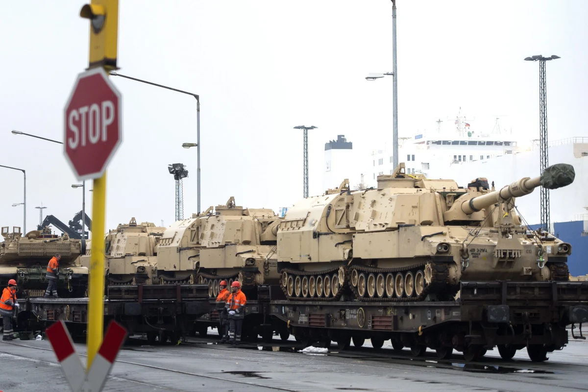 ​NATO wzmacnia obecność na wschodniej flance, ale problemy biurokratyczne i logistyczne, na jakie napotyka, są ogromne. Postępy wojsk lub transport sprzętu mogą blokować przepisy, jak i drogi lub mosty nieprzystosowane do przejazdu czołgów - informuje w środę "Financial Times". Ciężki amerykański sprzęt wojskowy wędruje na wschód Europy nie tylko po to, by zamanifestować wobec Rosji potęgę i determinację Sojuszu, ale też po to, by "sprawdzić, czy przyziemna kwestia logistyki nie mogłaby zablokować odpowiedzi NATO na jakąś prowokację" - pisze brytyjski dziennik.