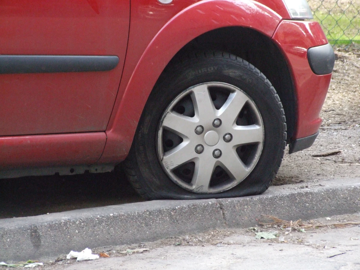 Ponad 30 aut zaparkowanych na Osiedlu Tysiąclecia w Katowicach uszkodził 56-letni mieszkaniec miasta przebijając w nich opony. Chwilę później został zatrzymany przez policjantów. Na policję wciąż zgłaszają się pokrzywdzeni właściciele samochodów.