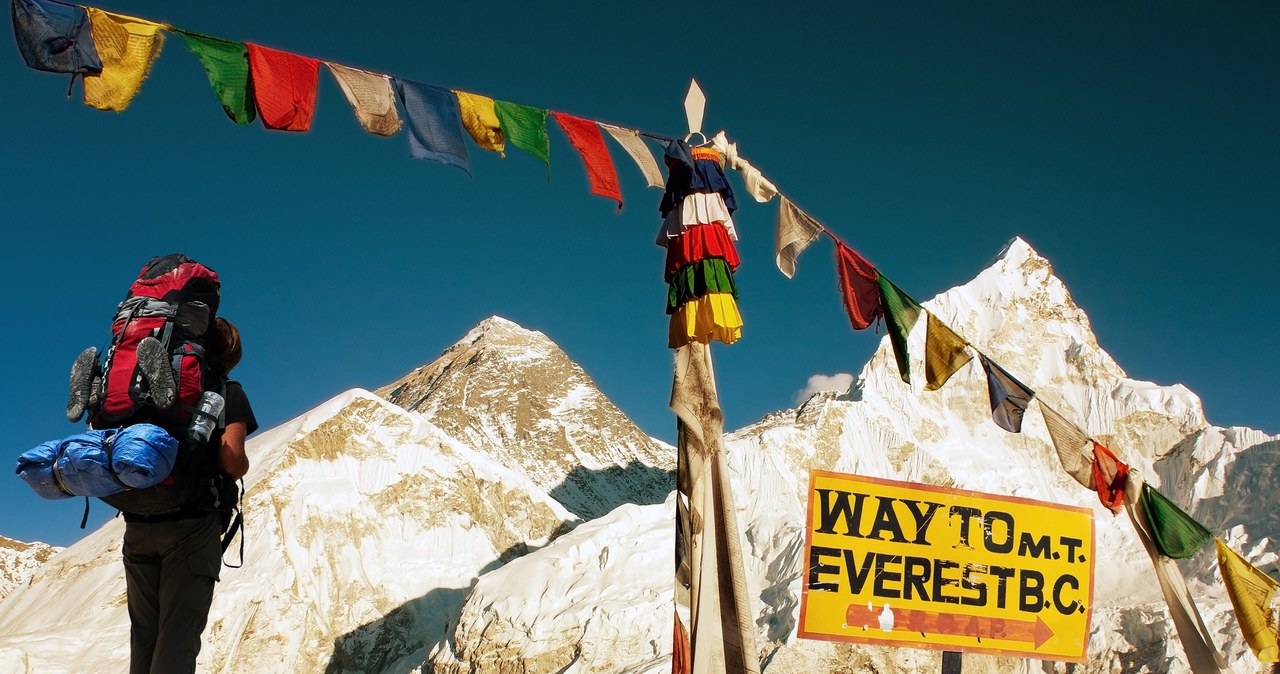 Gmina obejmująca większość regionu Everestu wprowadziła nową zasadę w ramach szerszych działań, które są związane z lepszym dbaniem o rejon. Władze podały, że ludzie wspinający się na Mount Everest będą teraz musieli zabierać ze sobą specjalne torebki. Ma to pomóc w rozwiązaniu problemu gigantycznego nagromadzenia nieczystości w górach.