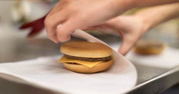 Amerykańska sieć restauracji fast-food McDonald's rozszerzyła program pilotażowy serwowania w swych produktach świeżej wołowiny zamiast mrożonej - podała agencja AP. Sieć chce w ten sposób poprawić swój wizerunek.