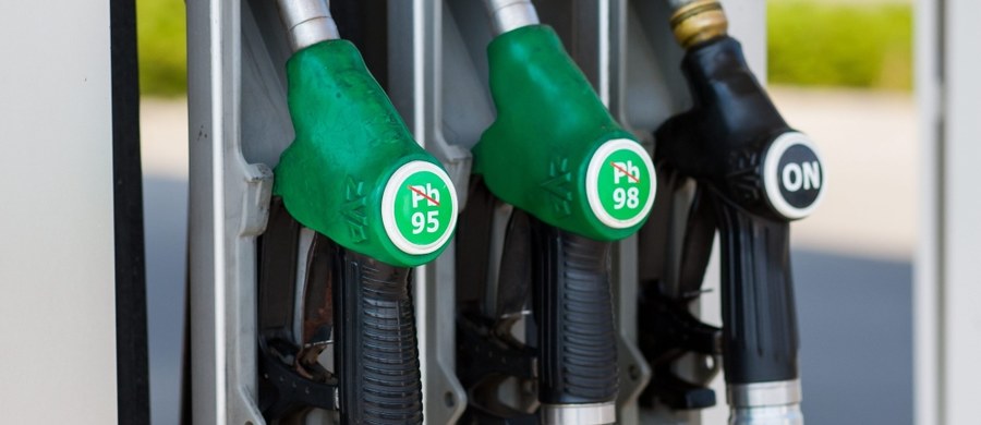 ​Nie należy spodziewać się znaczących spadków cen paliw na polskich stacjach w 2018 roku - przewiduje analityk biura maklerskiego "Reflex". Nowy rok kalendarzowy nie powinien nam przynieść także podwyżek cen benzyny, oleju napędowego i autogazu.