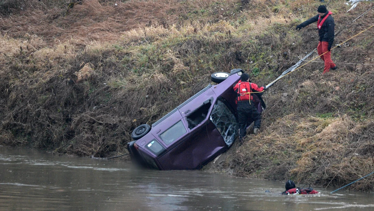 Auto, którym podróżowało pięcioro młodych ludzi, zjechało ze skarpy i koziołkowało, zanim wpadło do Wisłoka. Za kierownicą siedział 24-letni właściciel samochodu - to najnowsze ustalenia śledczych ws. tragedii w Tryńczy na Podkarpaciu, która miała miejsce w Boże Narodzenie. Młodzi ludzie utopili się uwięzieni w samochodzie.