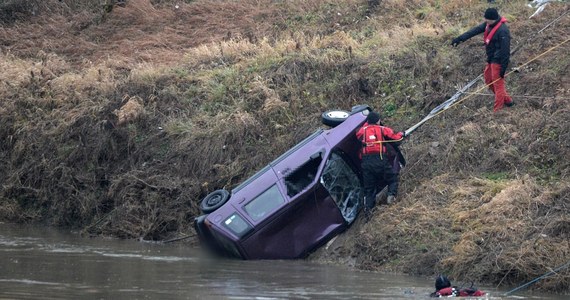 Auto, którym podróżowało pięcioro młodych ludzi, zjechało ze skarpy i koziołkowało, zanim wpadło do Wisłoka. Za kierownicą siedział 24-letni właściciel samochodu - to najnowsze ustalenia śledczych ws. tragedii w Tryńczy na Podkarpaciu, która miała miejsce w Boże Narodzenie. Młodzi ludzie utopili się uwięzieni w samochodzie.