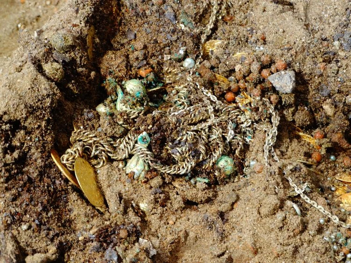 W bydgoskiej katedrze znaleziono 480 złotych monet oraz 200 innych zabytków, m.in. biżuterię, paciorki i dewocjonalia z XVI i XVII wieku. Odkrycia dokonali archeolodzy, którzy skarb znaleźli pod posadzką prezbiterium. O odkryciu poinformował miejski konserwator zabytków w Bydgoszczy Sławomir Marcysiak.