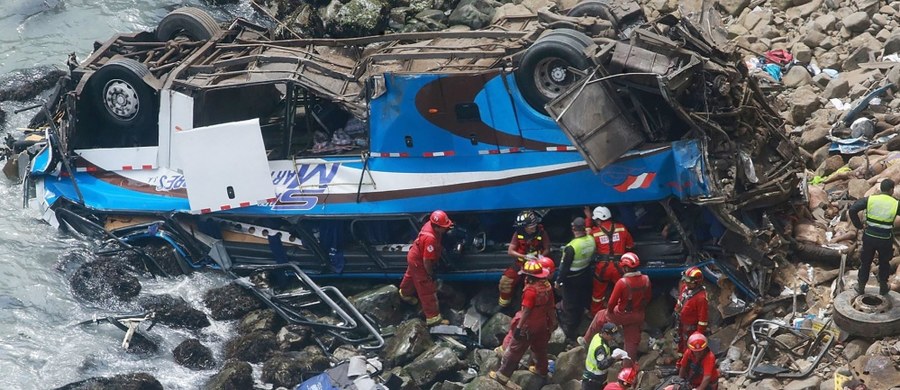 ​Do 51 wzrosła liczba ofiar śmiertelnych wtorkowego wypadku autobusu w Peru - poinformowało w środę ministerstwo zdrowia tego kraju. W ostatnich godzinach z wraku pojazdu wydobyto kolejne trzy ciała.