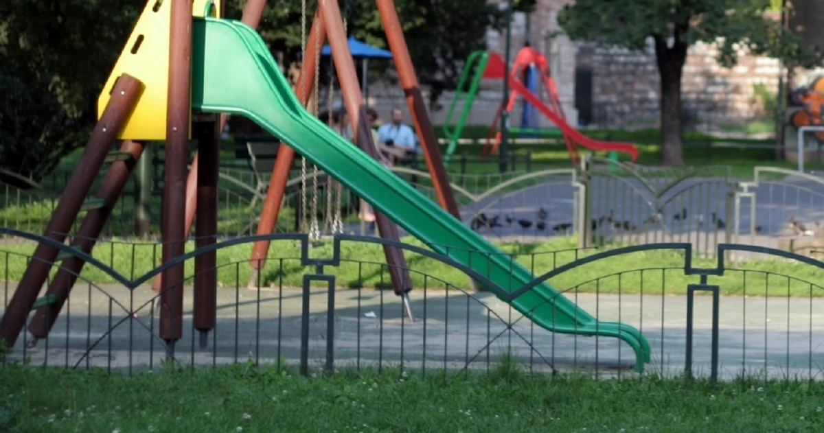 Po 170 euro grzywny wymierzyła straż miejska w Ligurii na północy Włoch dwóm 14-latkom. To kara za to, że bujały się na huśtawce, choć są na nią za duże. Jak wyjaśniono, grzywna mogła być trzy razy wyższa.