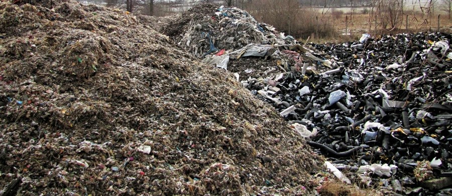 Legalne składowisko czy ekologiczna bomba i magazyn odpadów bez odpowiednich zgód? Mieszkańcy i władze Głuszycy na Dolnym Śląsku zaalarmowali nas o tonach odpadów zwożonych na ich teren. 