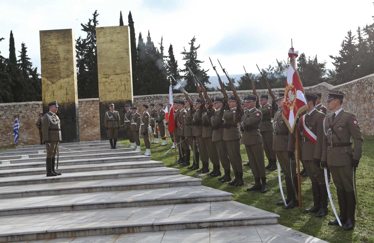 75 lat temu, 4 stycznia 1943 r., w Atenach rozstrzelany został przez Niemców Jerzy Iwanow-Szajnowicz, agent brytyjskich służb, bohater greckiego ruchu oporu. Podczas II wojny jako agent 033B brytyjskiego wywiadu zasłynął z tego, że sam wysadzał niemieckie okręty i statki zaopatrzeniowe. Jego pomnik stoi w Salonikach.